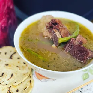 Sopa de frijoles con costilla de res