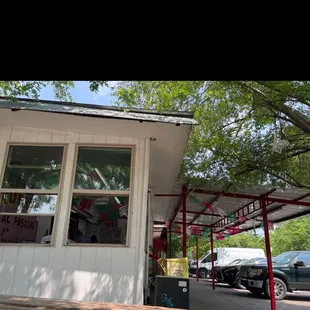 the outside of a restaurant