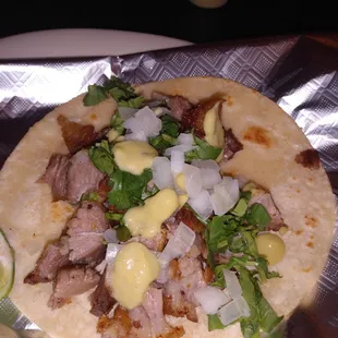 Carnitas taco con salsa verde