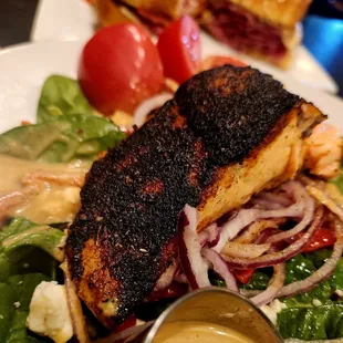 Crusted salmon salad