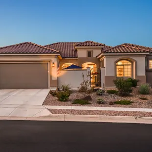 Stunning 3 bedroom home in Del Webb's activity over 55 community.