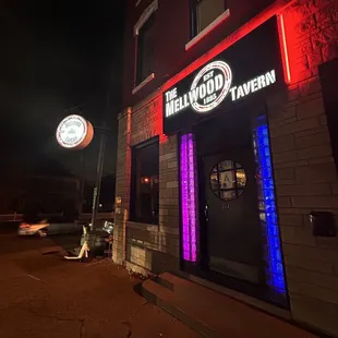 the front of the restaurant at night