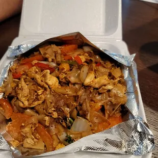 Pad Kee Mao with chicken (had lettuce and tomato in it, very gross)
