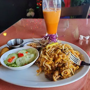 Lunch Special w Pad Thai beef, cucumber salad, eggroll