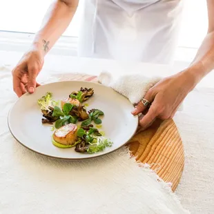 Scallops with fresh pea puree,  herb oil, mâché and maitake