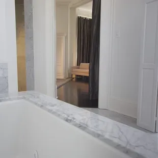 Donecio Suite- marble bathroom