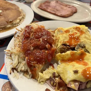 Yes, ketchup and hot sauce on the taters. ‍