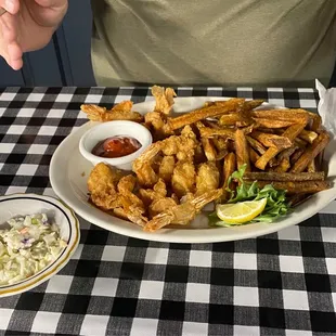 Attention DFW Seafood Lovers!!!  If you are craving for some real Maryland type Crab Cakes of Fries Shrimp right here in Texas