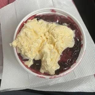 Blackberry cobbler with ice cream