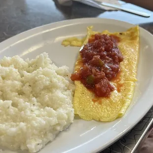 an omelet and mashed potatoes