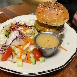 Mel&apos;s cheeseburger
