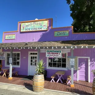 A very cute ice cream shop (09/23)