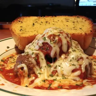 a plate of spaghetti and meatballs
