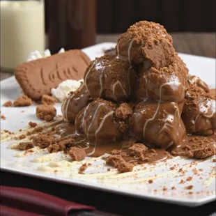 a plate of ice cream and cookies