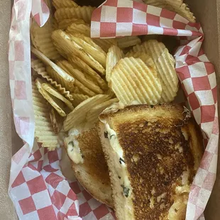 The Rimatore - notice that Oreo hiding up there? Pickles and mustard are hiding under the chips, too.