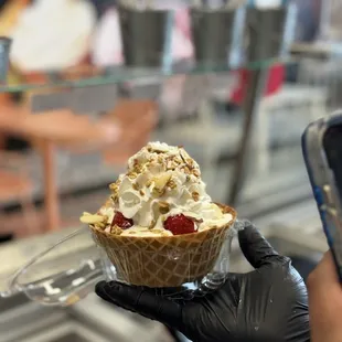 Fresas con crema in a waffle bowl