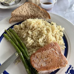Light Lunch: Tuna Steak, Asparagus &amp; Brown Rice
