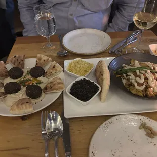 Hummus, falafel and mixed shawarma with beans and "tabouli"