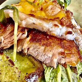 Đặc biệt waffle (gf) $17 fish sauce bacon, arugula pandan waffle, fried egg* spicy syrup, fried garlic