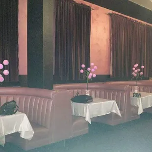 Tables/booths and linens