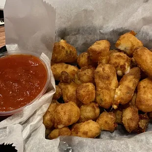 Garlic cheese curds with tomato sauce