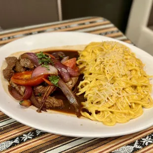 Tallarin a la Huancaina con Lomo Saltado