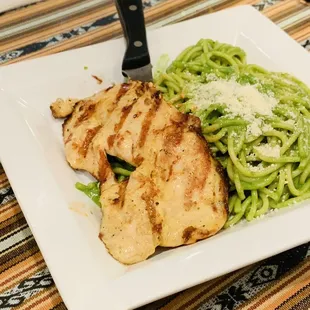 Tallarin Verde con Pollo a La Parrilla