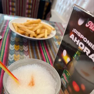 Papas fritas y pisco sour