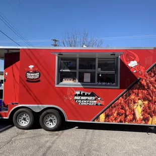 Our food truck is open and ready to serve you on this beautiful Friday afternoon!