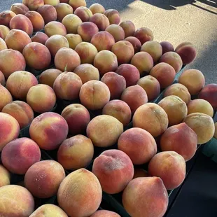 a large pile of peaches