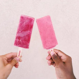 Hibiscus lemonade, strawberries &amp; cream