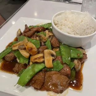 Beef P30. Beef with Straw Mushrooms and Snow Peas