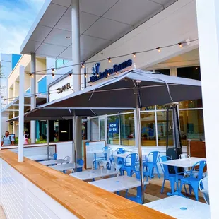 the outside of a restaurant
