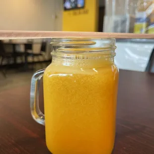 Jugo de naranja recién exprimido. Freshly squeezed orange juice.