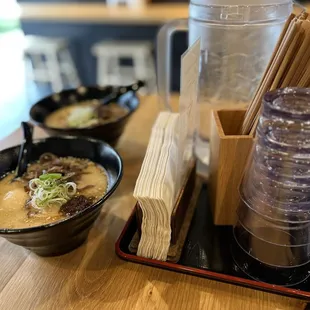 Table set up &amp; ramen