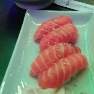 Salmon nigiri