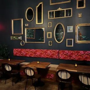 Table seating &amp; beautiful decor