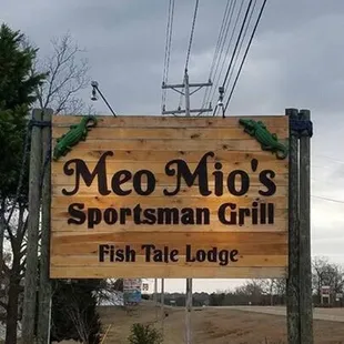 a sign for meo mio's sportsman grill