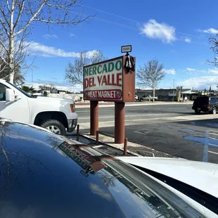 a sign for mercado del valle