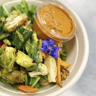 Roasted Veggies &amp; Quinoa Bowl. A delicious &amp; healthy lunch