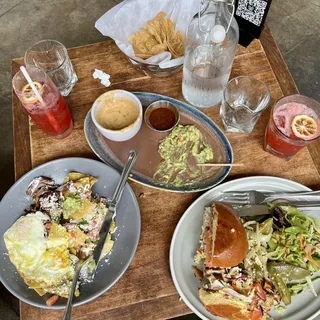 Chilaquiles Verdes con Huevos Brunch