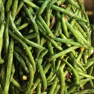 a bowl of green beans