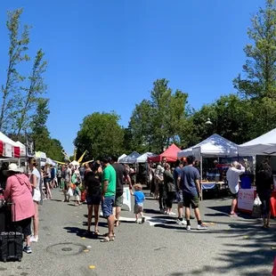 many people shopping