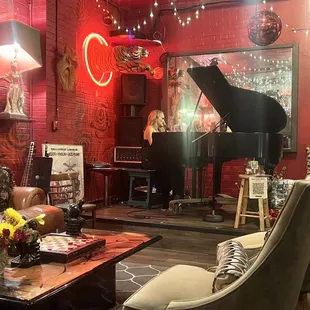 Singer/pianist in the Rose Room
