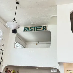 the interior of a fast food restaurant