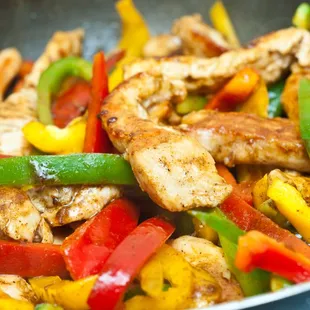 Home style marinated chicken, onion, tomato, green pepper and parsley. Served with rice, lettuce and hummus