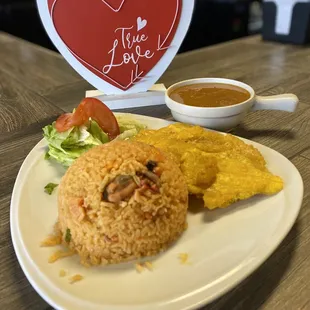 Arroz con mariscos, tostones y habichuelas