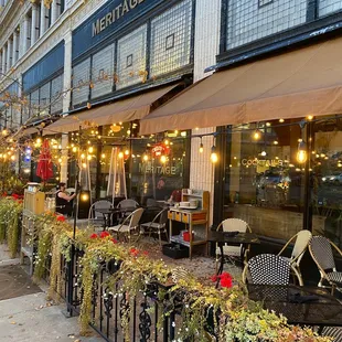 the outside of a restaurant on a city street