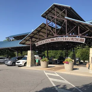 Front view, parking on all 4 sides