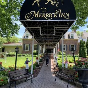 Nice entrance and tribute to winning horses in the jockey statues as you walk in.